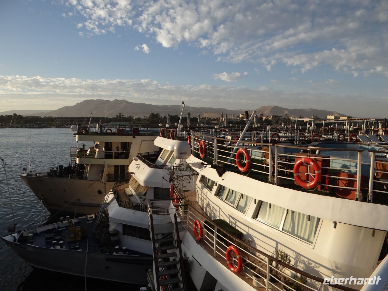 Luxor, die Berge, die das Tal der Könige und Königinnen bergen, glühen im Abendlicht.