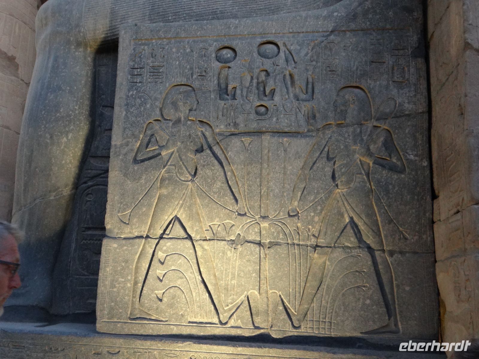 Luxor, Luxor-Tempel, hier werden Ober- und Unterägypten zusammengebunden. Das Motiv findet sich häufig und verdeutlicht den Anspruch des Pharao.