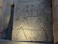 Luxor, Luxor-Tempel, hier werden Ober- und Unterägypten zusammengebunden. Das Motiv findet sich häufig und verdeutlicht den Anspruch des Pharao.