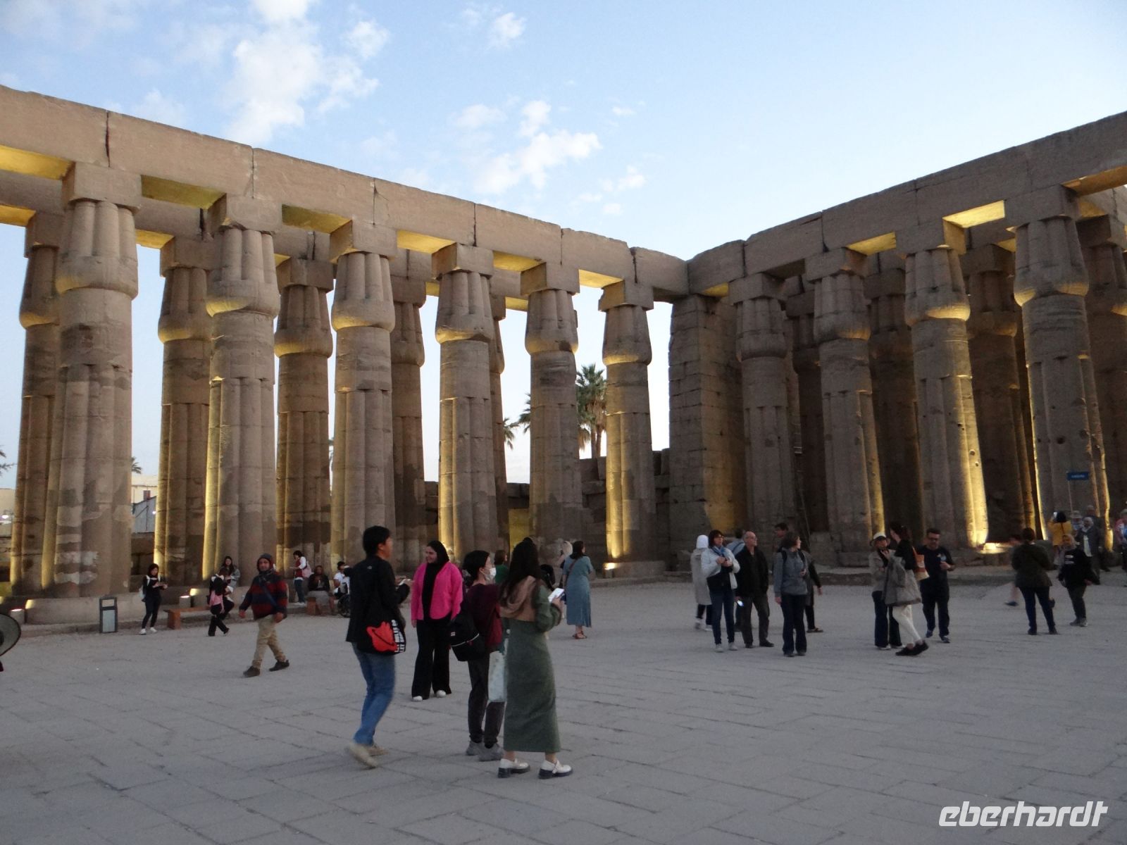 Luxor, Luxor-Tempel, der Säulenhof von Ramses II., Papyrussäulen in Zweierreihen