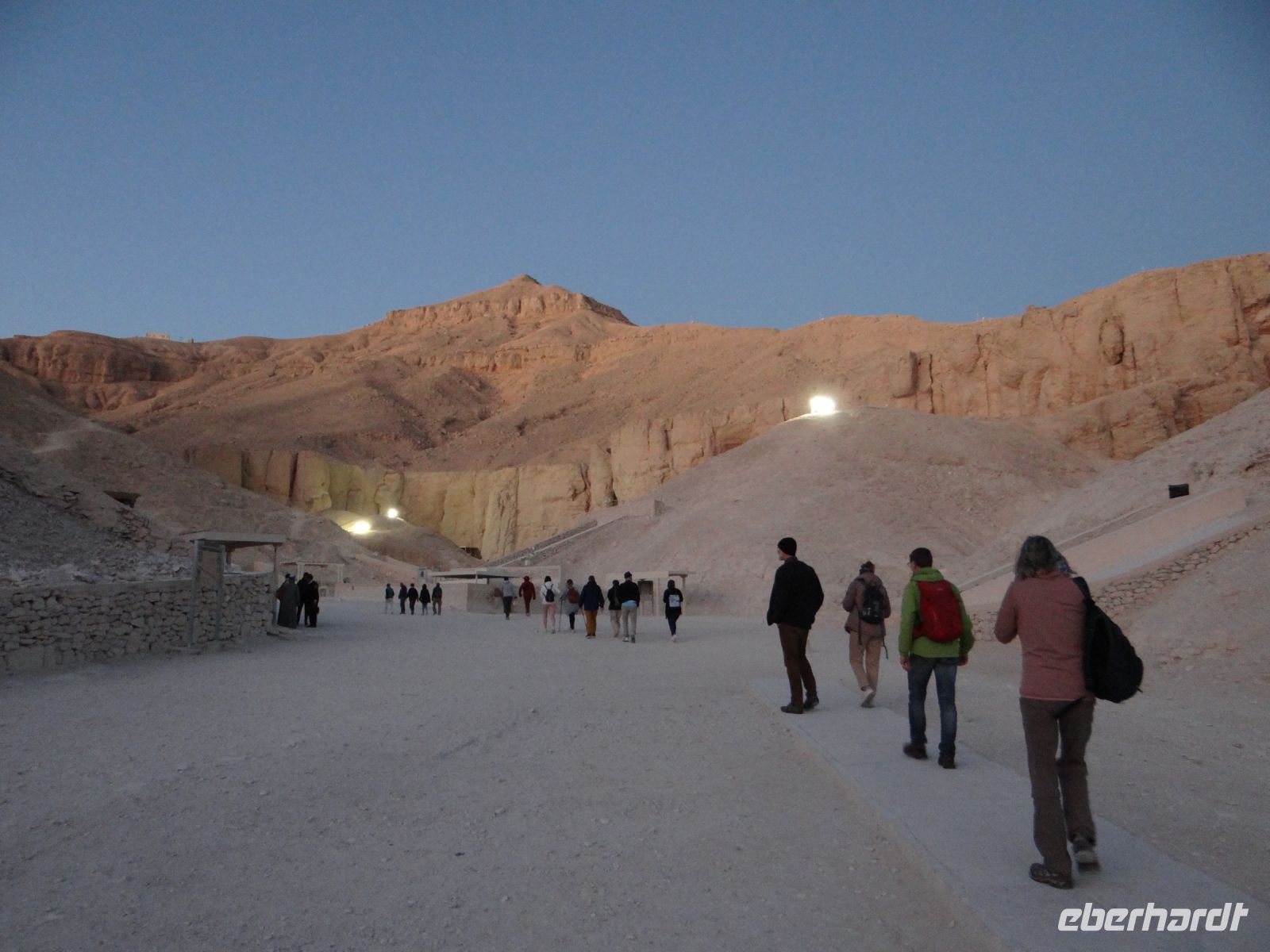 Theben, Tal der Könige, unsere Gruppe um kurz nach 6 Uhr auf dem Weg zum ersten Grab. Wir sind ganz unter uns.