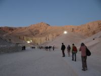 Theben, Tal der Könige, unsere Gruppe um kurz nach 6 Uhr auf dem Weg zum ersten Grab. Wir sind ganz unter uns.