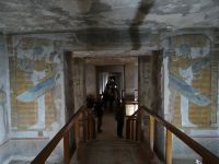 Theben, Tal der Könige, die Grabstätten von Tausert und Setnakht, Totengott Ptah wird umfangen von einem geflügelten Wesen. 