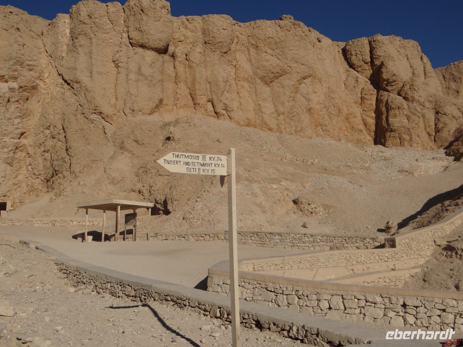 Theben, Tal der Könige, 63 Gräber sind gefunden, die Hinweisschilder erleichtern die Orientierung. 
