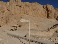 Theben, Tal der Könige, 63 Gräber sind gefunden, die Hinweisschilder erleichtern die Orientierung. 