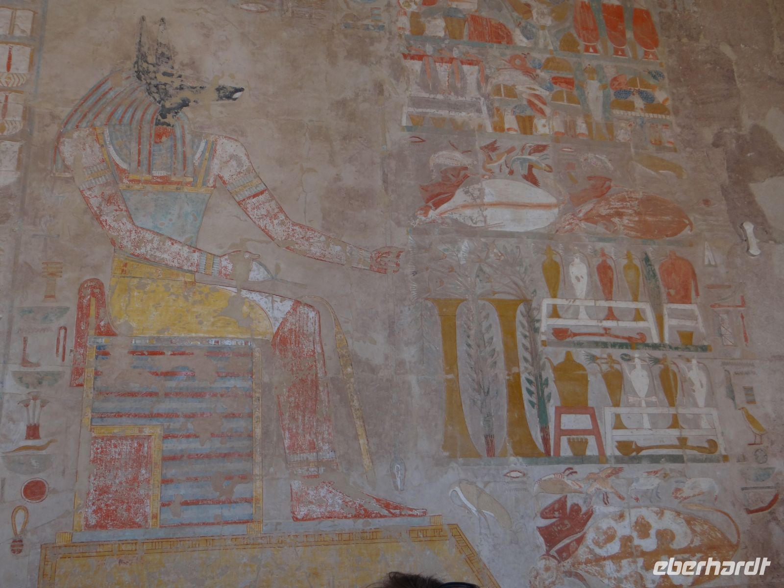 Theben, Hatschepsut-Tempel, Anubis vor reich gedecktem Tisch