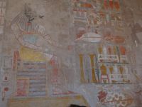 Theben, Hatschepsut-Tempel, Anubis vor reich gedecktem Tisch