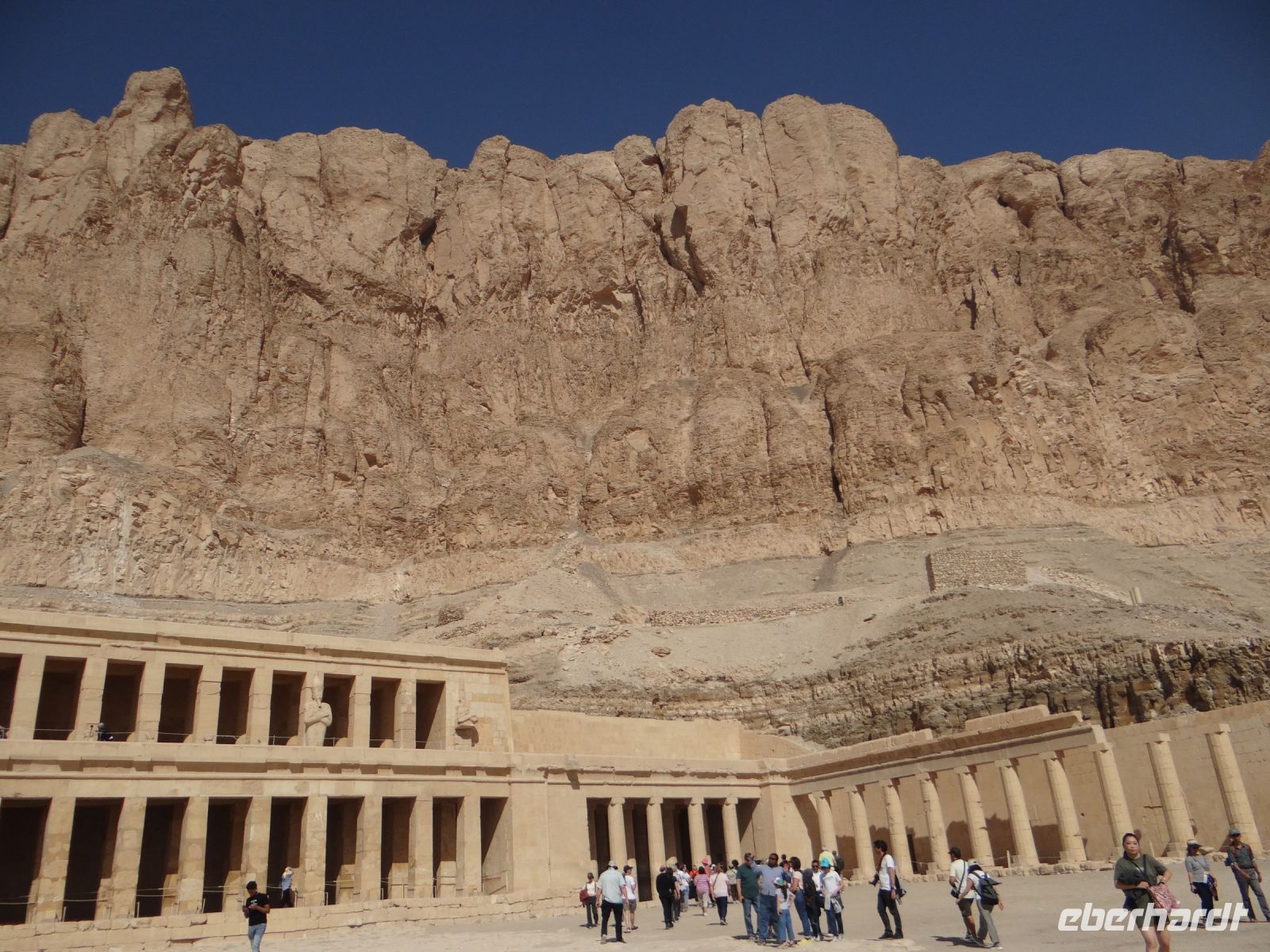 Theben, Hatschepsut-Tempel, die Anlage scheint aus dem Fels herausgehauen. Hinter der Wand liegt das Tal der Könige.