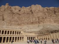 Theben, Hatschepsut-Tempel, die Anlage scheint aus dem Fels herausgehauen. Hinter der Wand liegt das Tal der Könige.