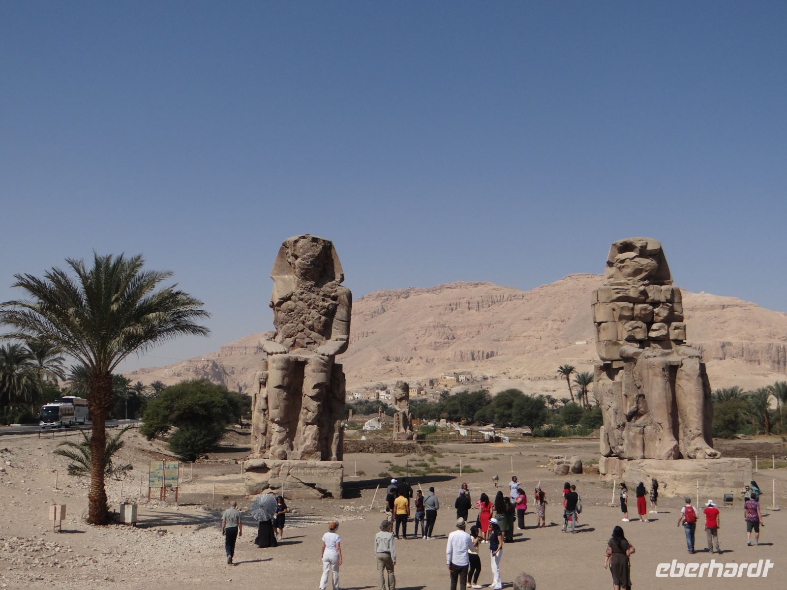 Theben, die Memnonkolosse beeindrucken aufgrund ihrer Größe.