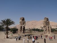 Theben, die Memnonkolosse beeindrucken aufgrund ihrer Größe.