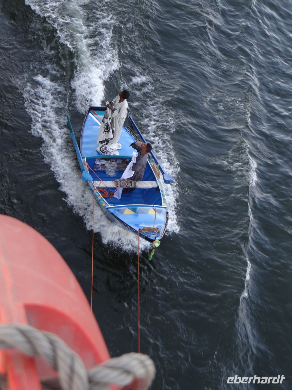 Nilkreuzfahrt, gewagtes Manöver, die jungen Männer machen an den Schiffen fest und preisen ihre Ware an, indem sie sie aufs Oberdeck werfen.
