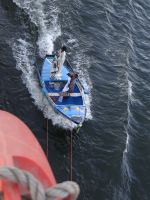 Nilkreuzfahrt, gewagtes Manöver, die jungen Männer machen an den Schiffen fest und preisen ihre Ware an, indem sie sie aufs Oberdeck werfen.