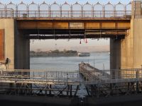 Nilkreuzfahrt, die Schleuse von Esna, der Flaschenhals auf der Reise, da zwei Schiffe in die Schleuse passen. Wir haben es zügig geschafft.