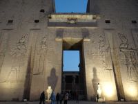 Edfu, Horus-Tempel, der großartige Pylon markiert den Eingang.