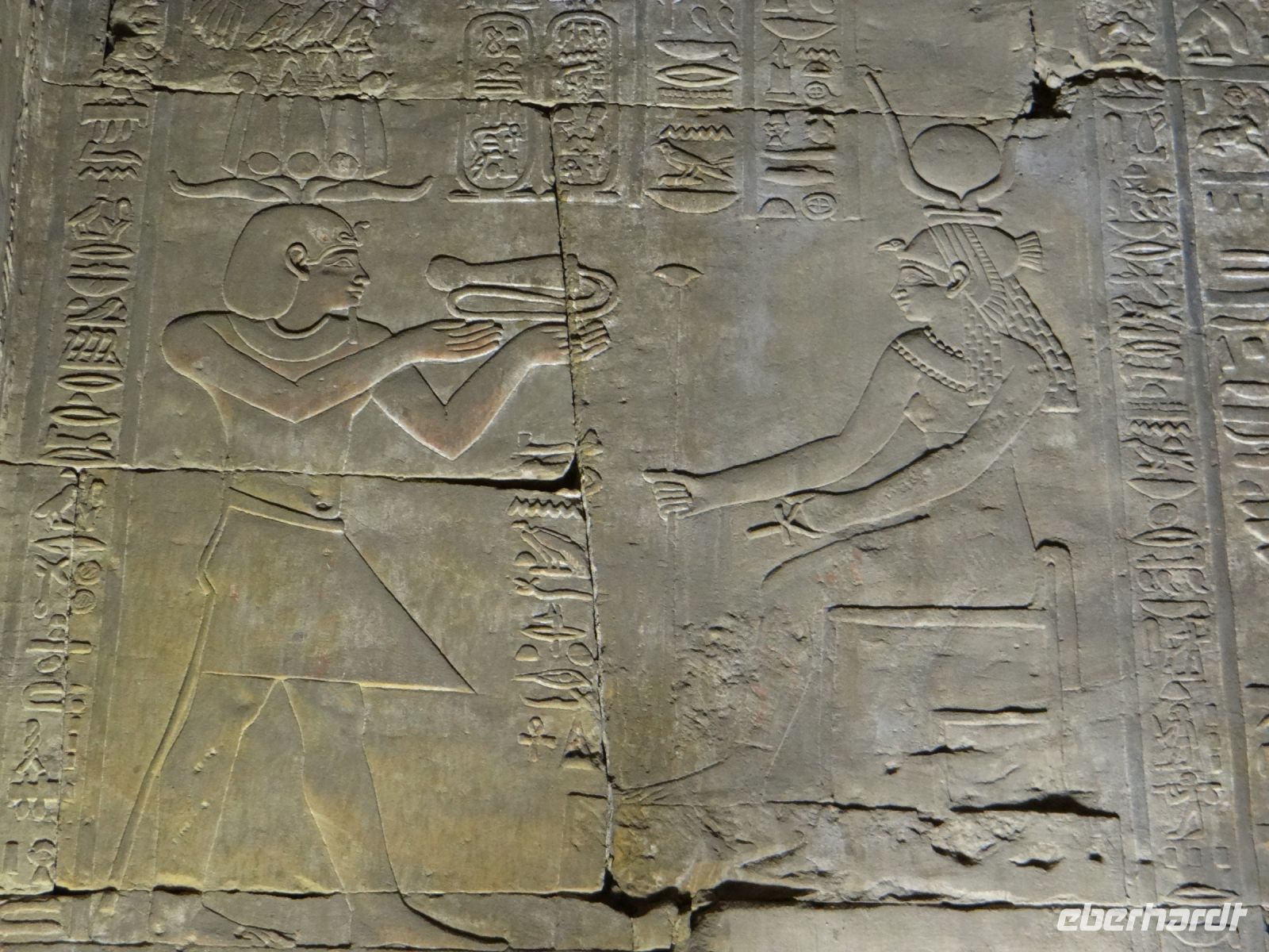 Edfu, Horus-Tempel, der Schlüssel des Lebens wird ganz fest gehalten.