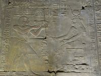 Edfu, Horus-Tempel, der Schlüssel des Lebens wird ganz fest gehalten.