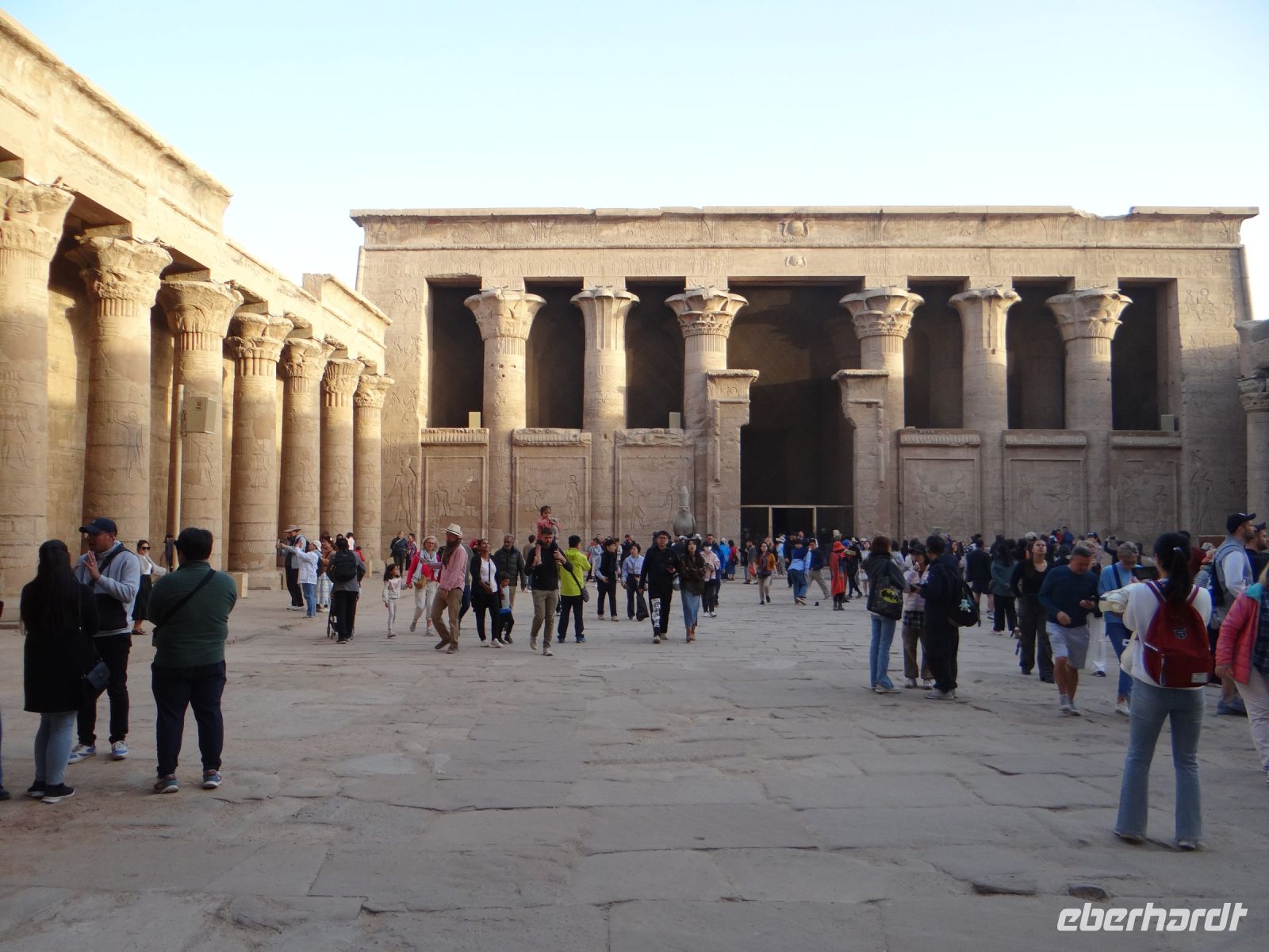 Edfu, Horus-Tempel, der Innenhof mit 32 Säulen