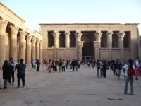 Edfu, Horus-Tempel, der Innenhof mit 32 Säulen
