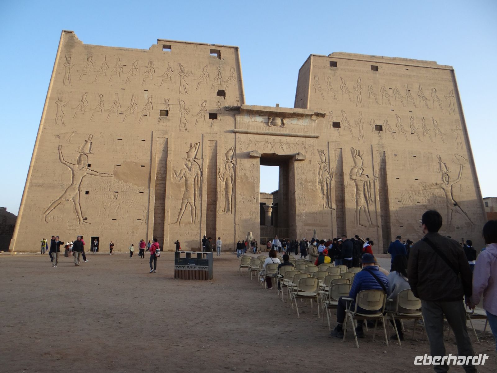Edfu, Horus-Tempel, der Pylon mit der beliebten Darstellung vom Sieg von Kadisch
