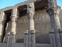 Edfu, Horus-Tempel, Säulen und Wände wirken in ihrer reichen Ausschmückung fast schon barock.