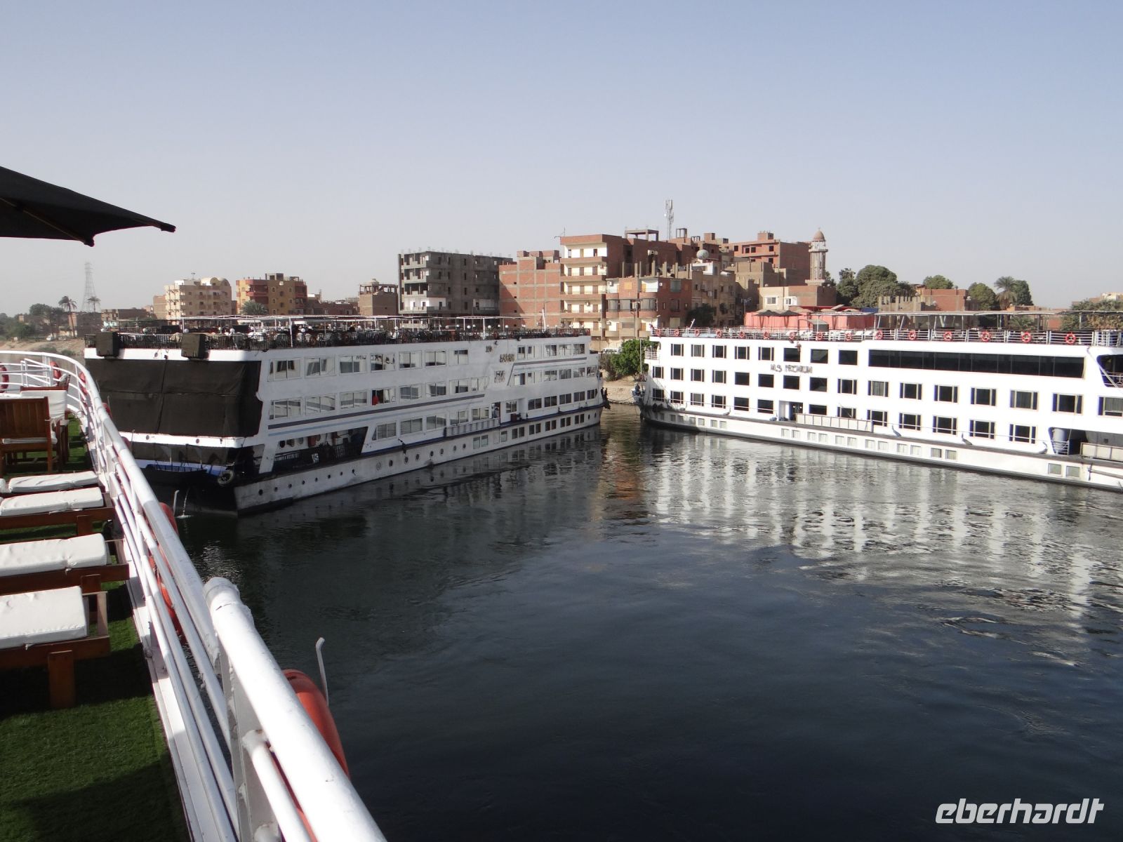 Edfu, das Ausparken der Schiffe aus einer Reihe ist sehenswert. 