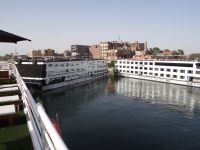 Edfu, das Ausparken der Schiffe aus einer Reihe ist sehenswert. 