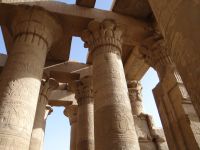 Kom Obmo, die mächtigen Säulen halten die schwere Decke über 3000 Jahre hinweg.