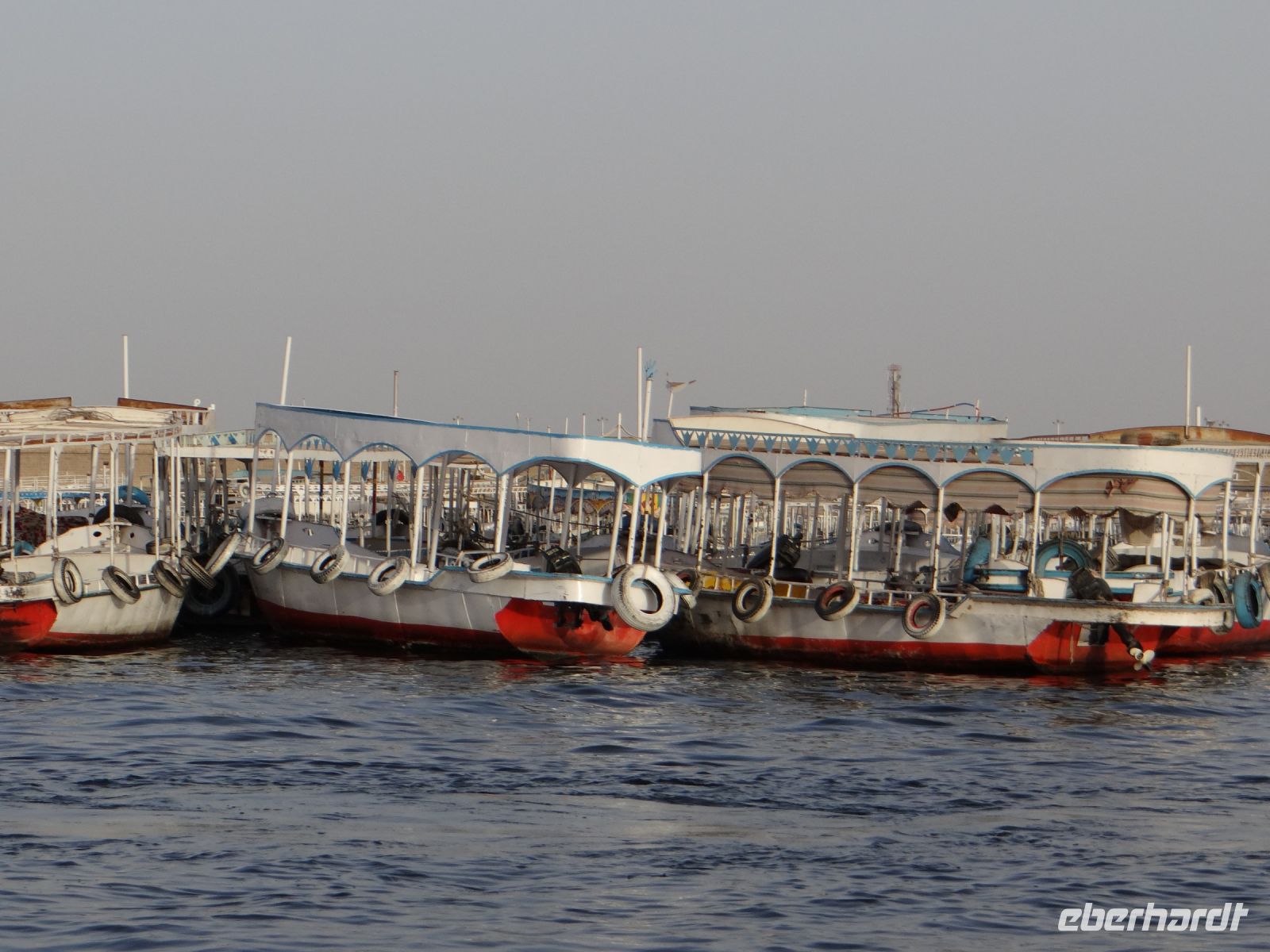 Assuan, Boote wiegen sich auf dem Stausee.