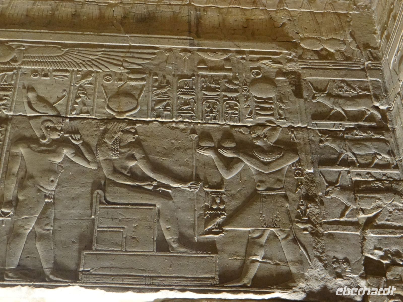 Assuan, Isis-Heiligtum, das Relief zeigt eine Opfergabe an die Göttin Hathor.