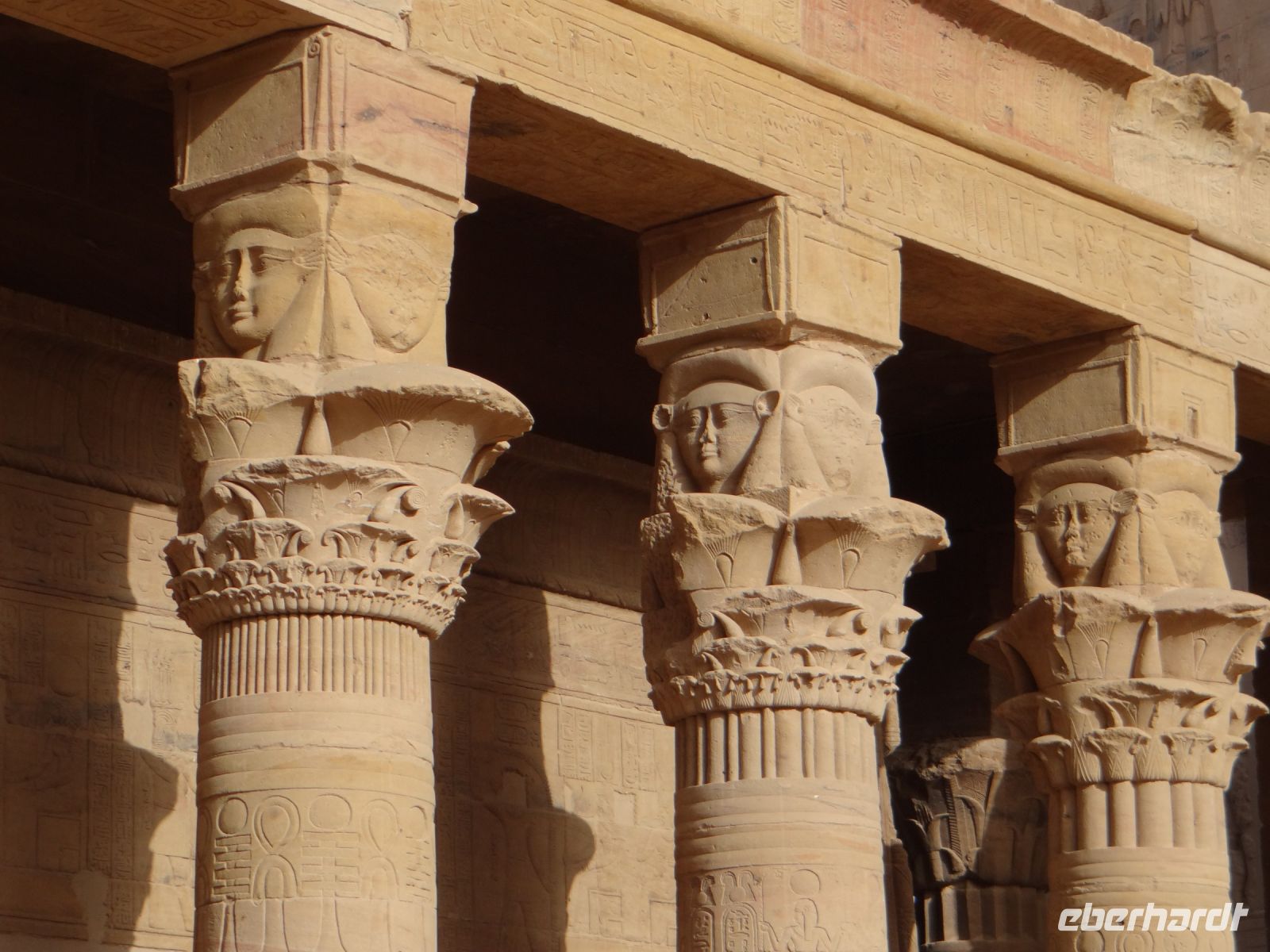 Assuan, Isis-Heiligtum, die Kapitelle sind reich gestaltet mit Hathor, der Liebesgöttin.