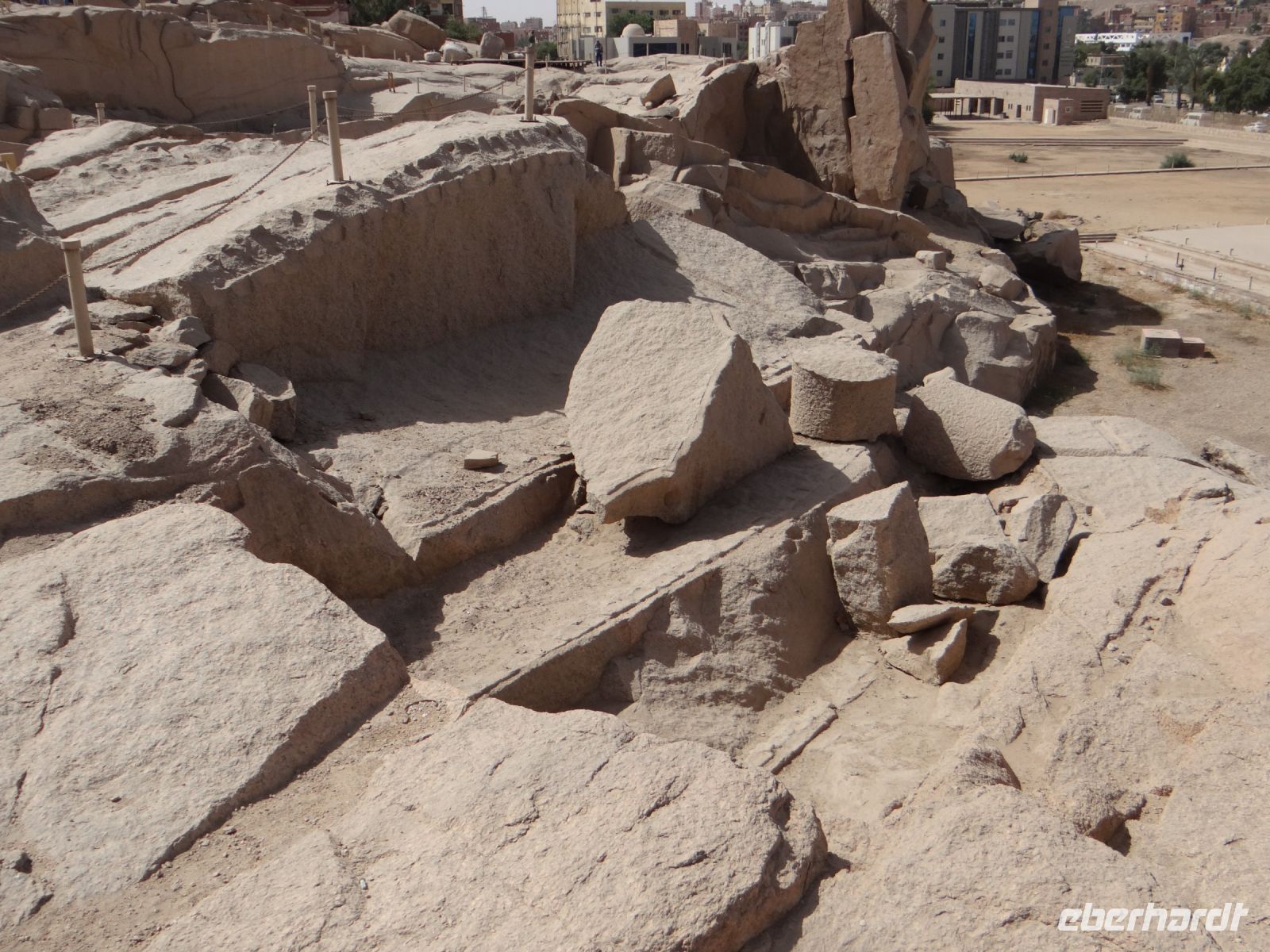 Assuan, Steinbruch, hier wurde Rosengranit geschlagen für die Tempel. Die Bearbeitungsspuren sind noch zu sehen.