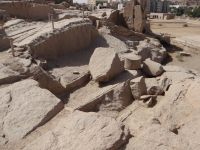 Assuan, Steinbruch, hier wurde Rosengranit geschlagen für die Tempel. Die Bearbeitungsspuren sind noch zu sehen.