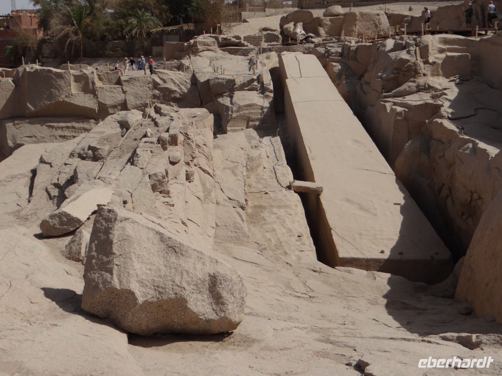 Assuan, Steinbruch, der Obelisk liegt wie ein gefällter Riese in seinem Steinbett.