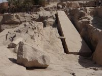 Assuan, Steinbruch, der Obelisk liegt wie ein gefällter Riese in seinem Steinbett.