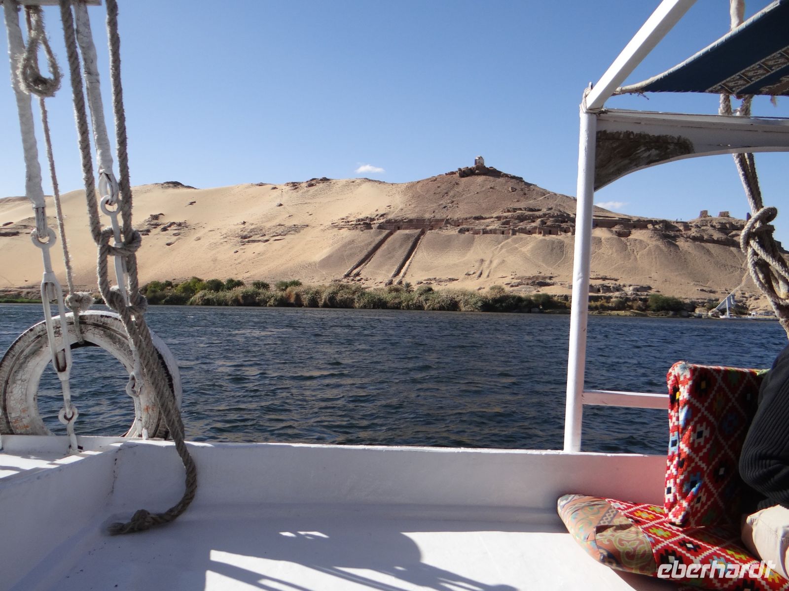 Assuan, wir passieren die Höhlengräber und die zwei Sarkophagrutschen. Diese rutschten nicht hinunter, sondern hinauf, zu den Gräbern.