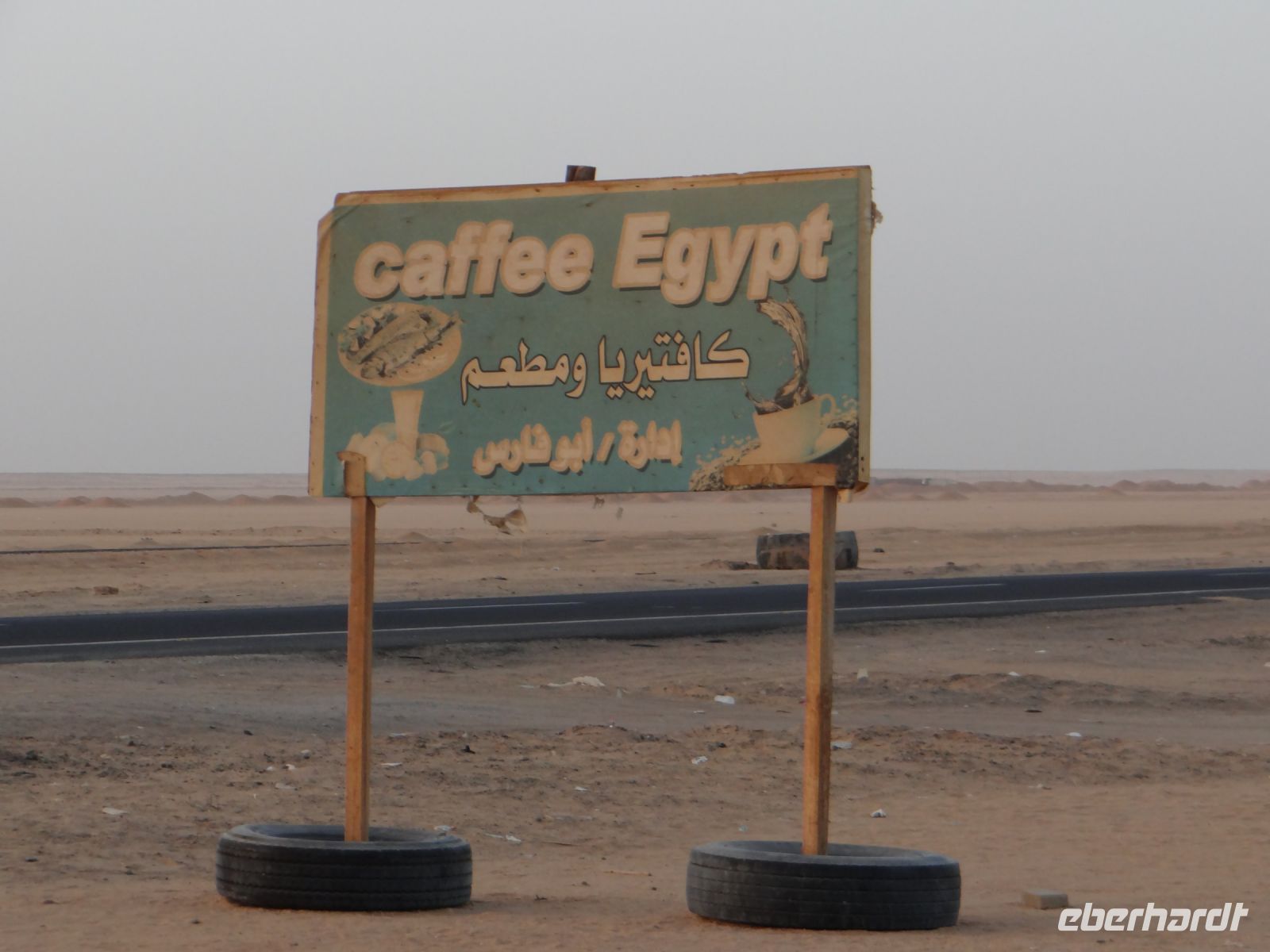 Auf dem Weg nach Abu Simbel erfreut jede Ablenkung im Wüstensand. 
