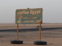 Auf dem Weg nach Abu Simbel erfreut jede Ablenkung im Wüstensand. 