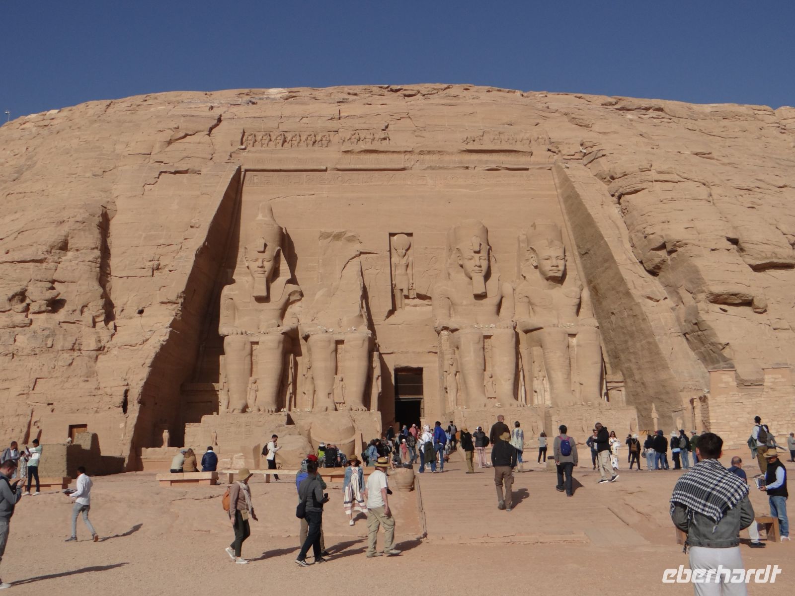Abu Simbel, Tempel Ramses II., genau wie auf dem Foto, denkt man, wenn man davorsteht.