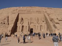 Abu Simbel, Tempel Ramses II., genau wie auf dem Foto, denkt man, wenn man davorsteht.