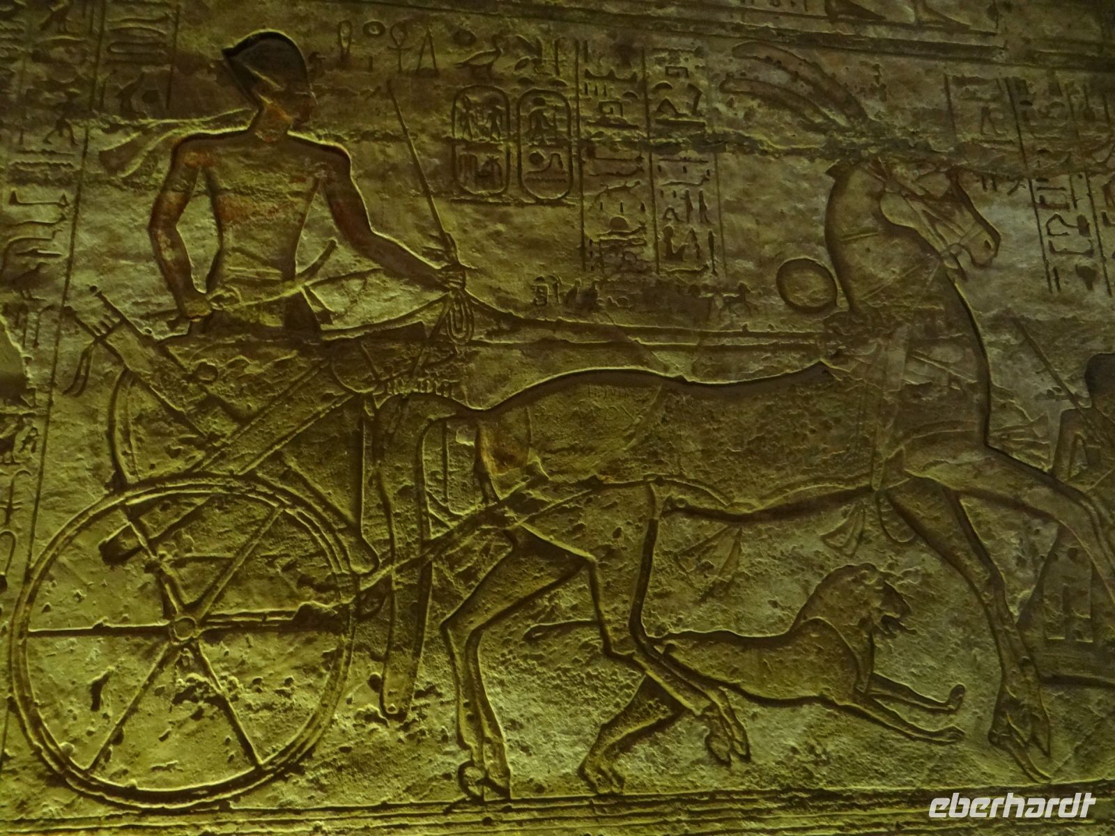 Abu Simbel, Tempel Ramses II., der prächtige Streitwagen. Pferde kannten die Ägypter erst nach ihrer gewonnenen Schlacht über die Hyksos. 