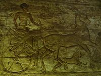 Abu Simbel, Tempel Ramses II., der prächtige Streitwagen. Pferde kannten die Ägypter erst nach ihrer gewonnenen Schlacht über die Hyksos. 