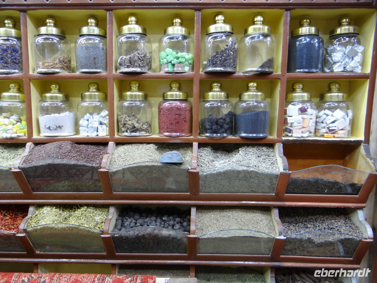 Assuan, es gibt neben Gewürzen und Duftstoffen auch Arzneimittel.