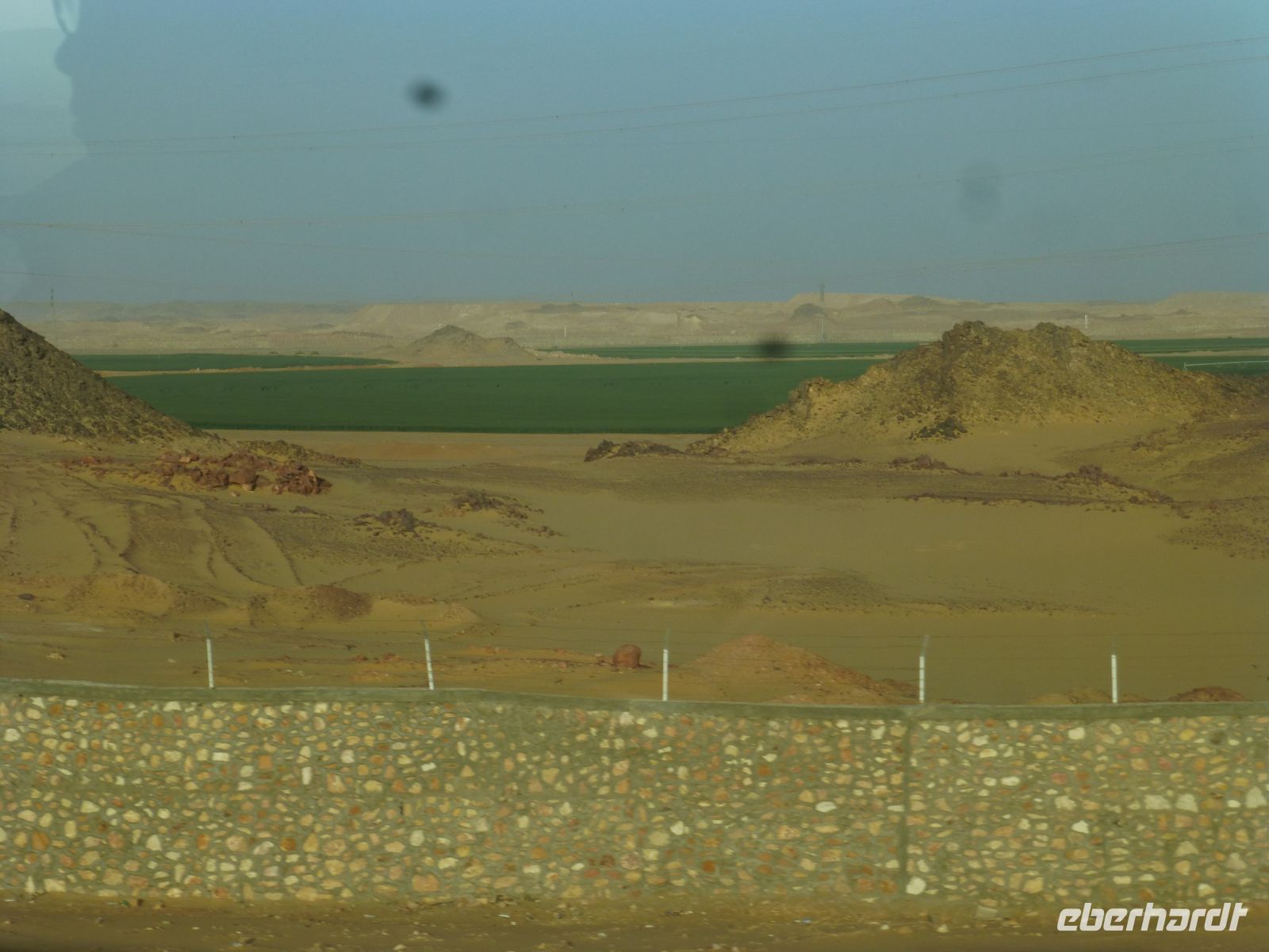 Auf dem Weg nach Abu Simbel, diese Mauer umzäunt kilometerlang Ackerland, das verpachtet wird.