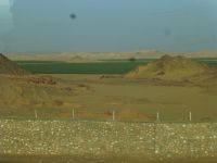 Auf dem Weg nach Abu Simbel, diese Mauer umzäunt kilometerlang Ackerland, das verpachtet wird.