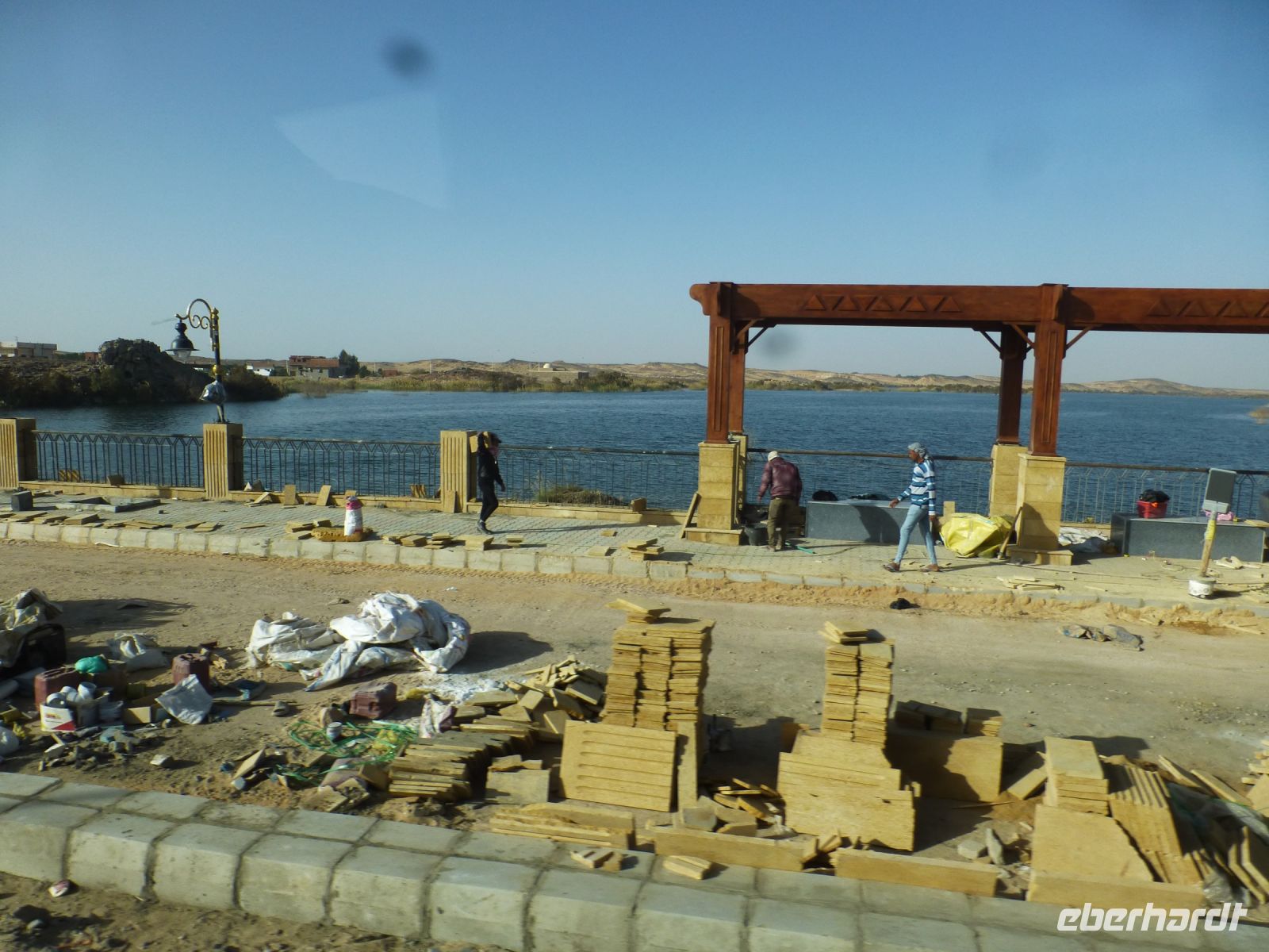 Abu Simbel, überall - auch auf der Corniche in Assuan - sieht man Verschönerungsmaßnahmen.