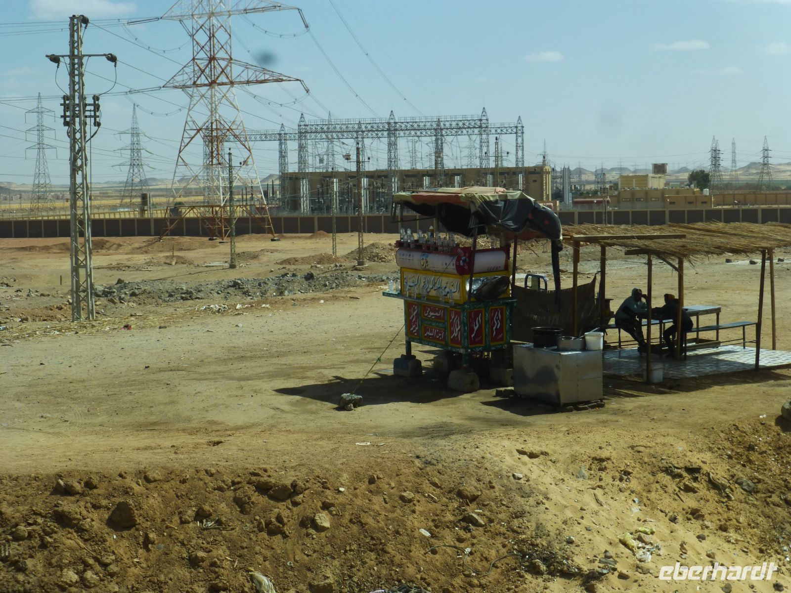Auf dem Weg nach Abu Simbel liegt dieses Umspannwerk mitten in der Wüste. 