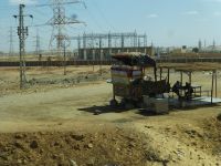 Auf dem Weg nach Abu Simbel liegt dieses Umspannwerk mitten in der Wüste. 