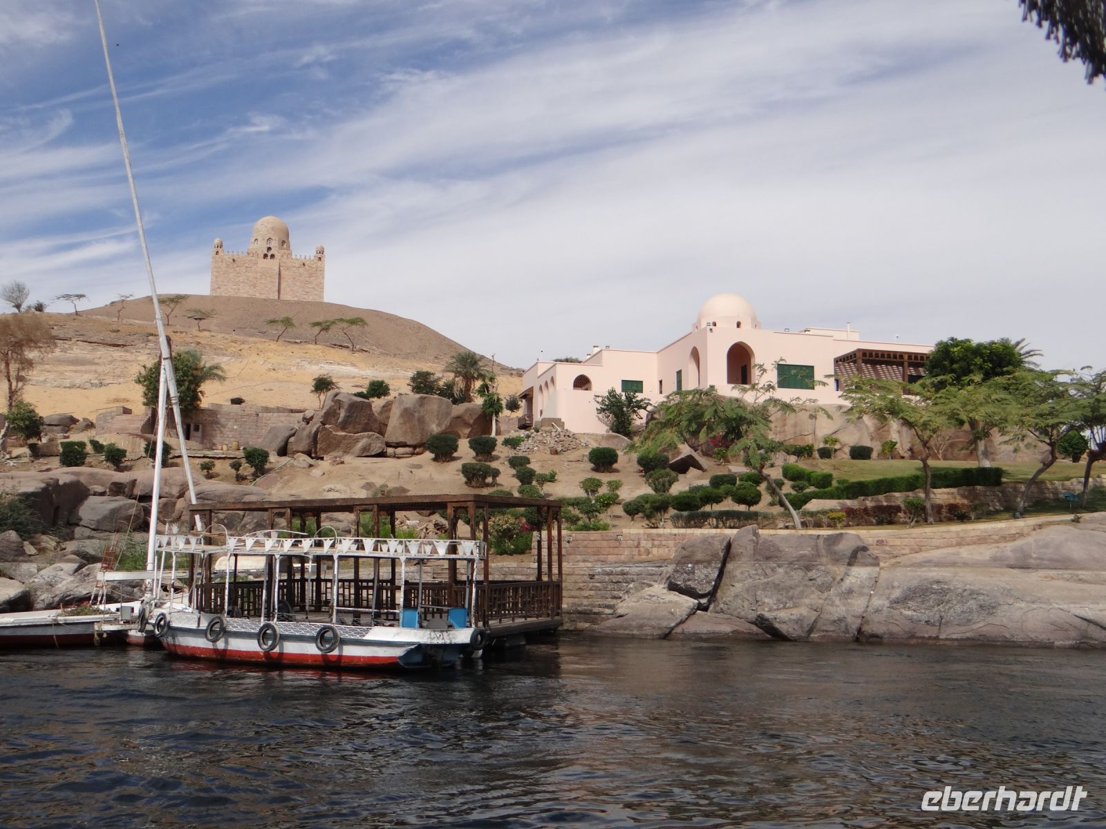 Assuan, das Mausoleum des Aga Khan und darunter seine Villa