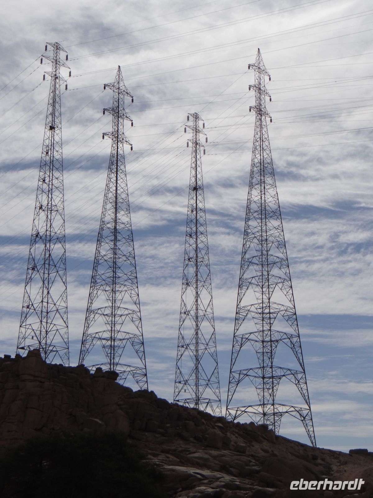 Assuan, unzählige Strommasten leiten vom Staudamm den Strom ins Land. Sie wirken zierlich, fast skulptural.